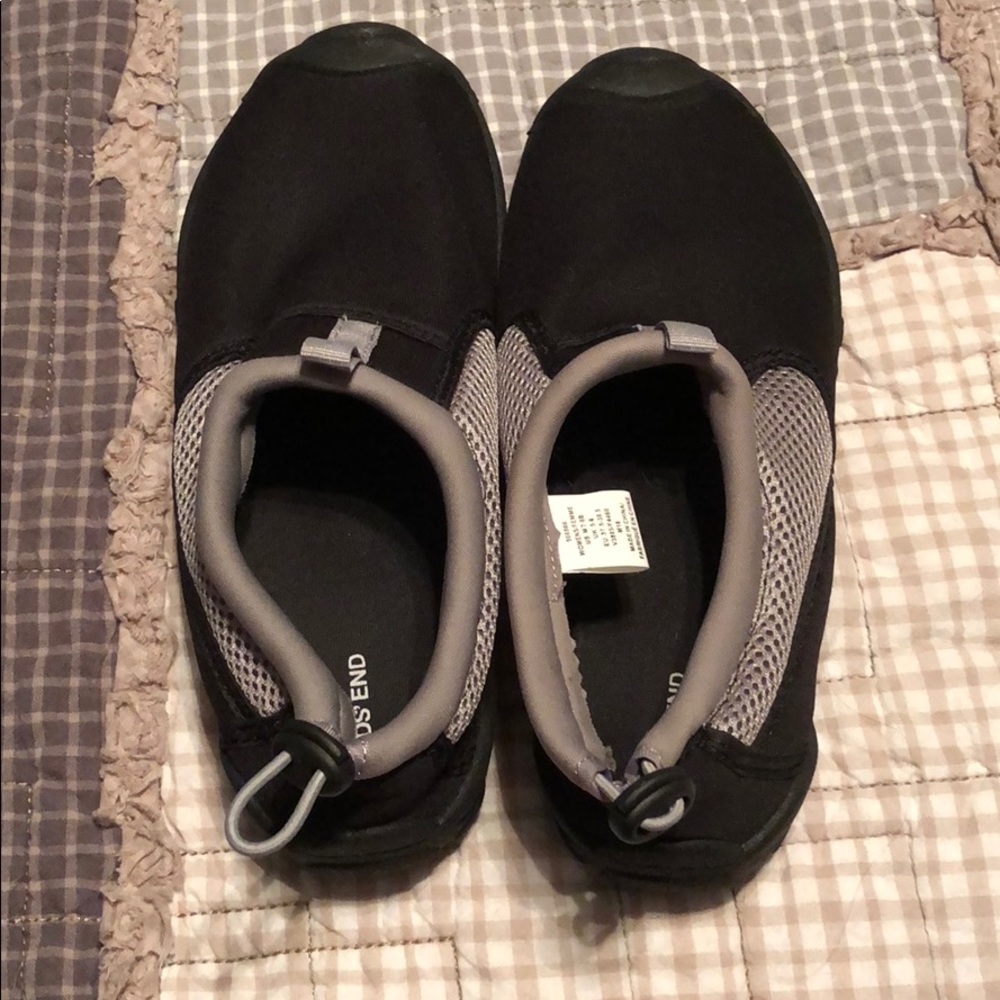 Women’s Lands End water shoes, excellent condition